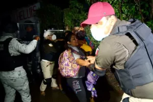 IMÁGENES | Guardia Nacional y Migración frenan Cuarta Caravana Migrante a su llegada a México