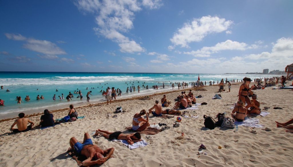 Turistas nacionales y extranjeros disfrutaron de el último día de las vacaciones de invierno en las playas de Cancún.