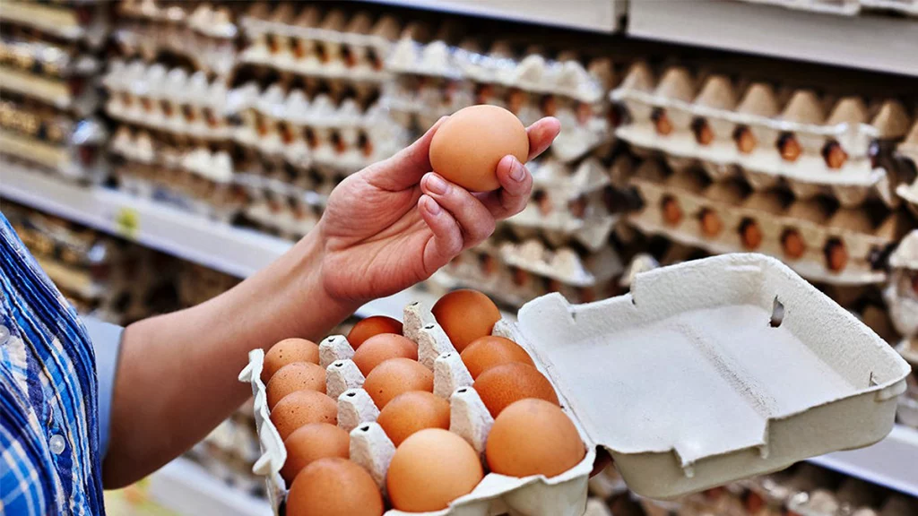 Gripe aviar e inflación empujan a estadounidenses a comprar huevo en México