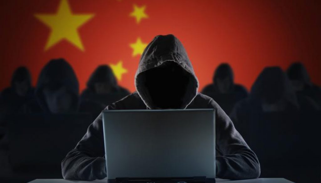 hackers-con-una-bandera-de-china-de-fondo