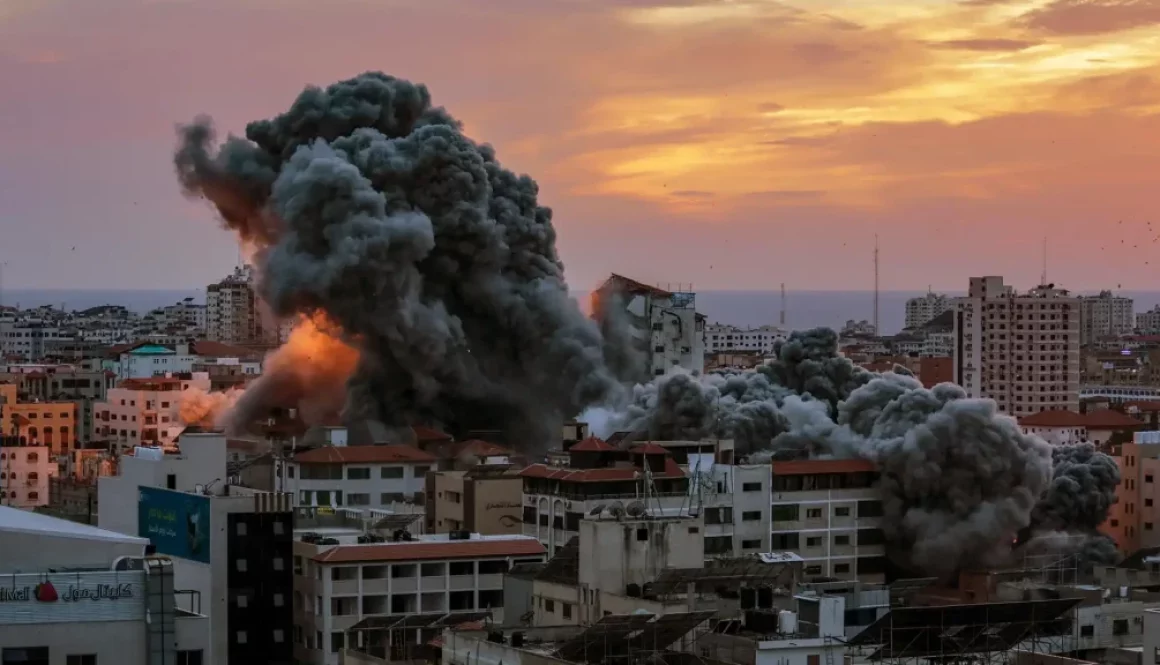 humo-eleva-despues-que-aviones-combate-israelies-atacaran-torre-palestina-ciudad-gaza_98