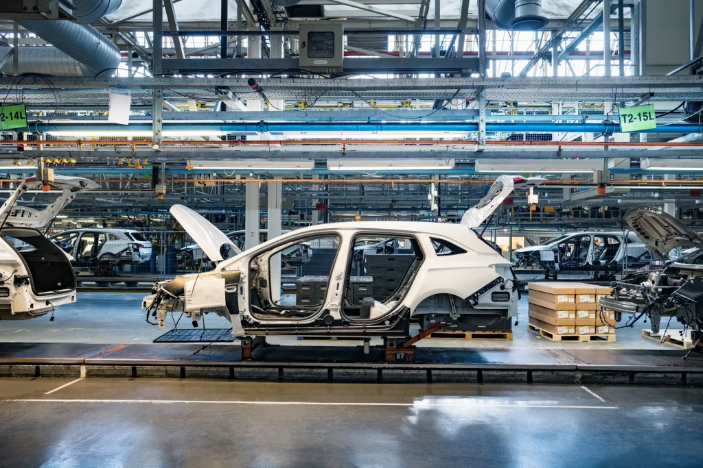 Producción de autos en México cae por aranceles de EU