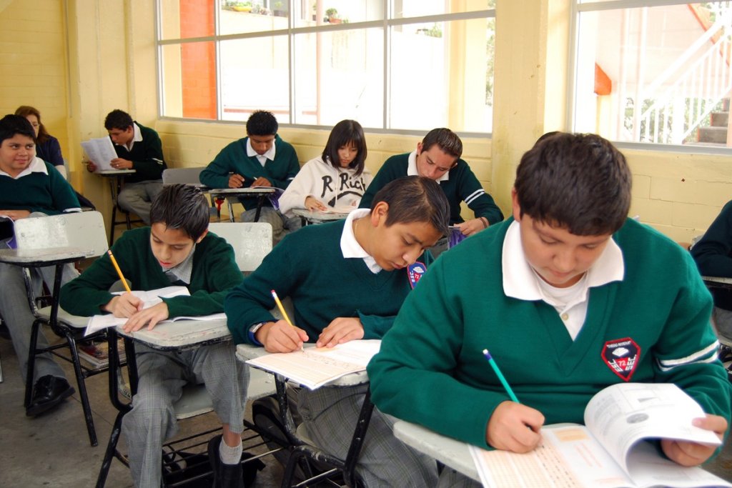 México destina apenas 4.6 % del PIB a educación, según la OCDE