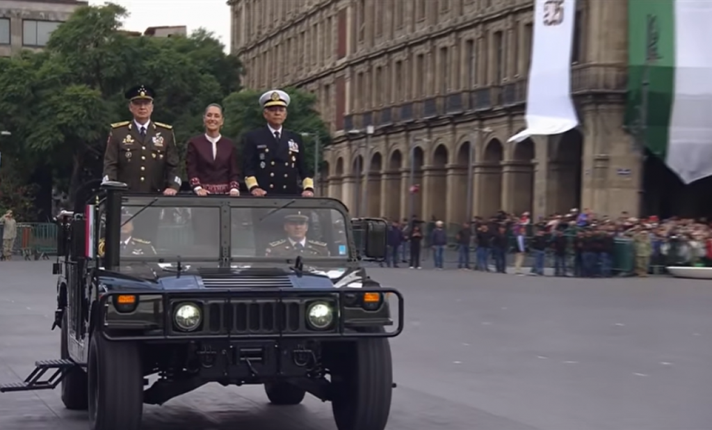 Claudia Sheinbaum encabeza su primer desfile militar como presidenta de México