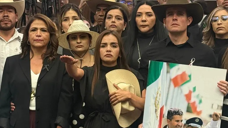 Grecia Quiroz, viuda de Carlos Manzo, rinde protesta como alcaldesa de Uruapan