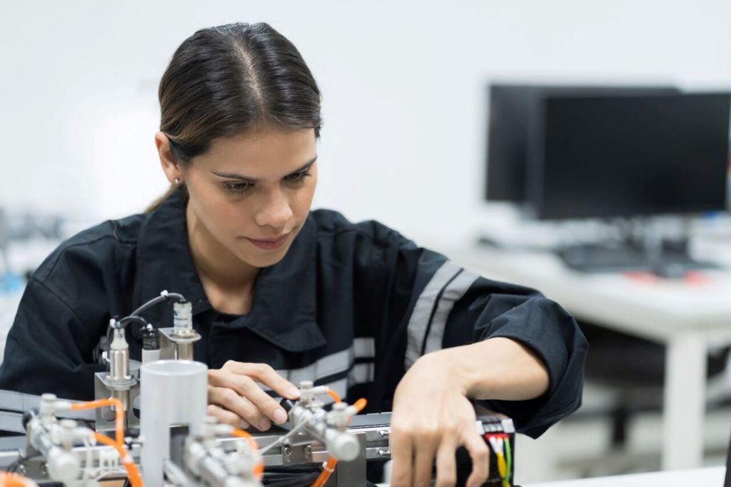 Fuga de mujeres en sector tecnológico arriesga la competitividad en México, revela estudio