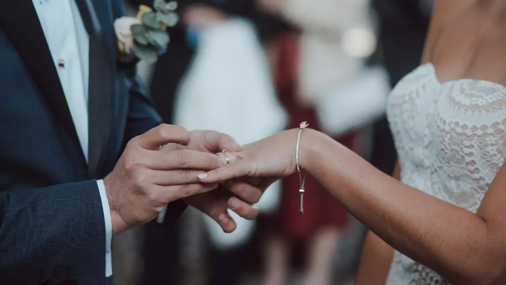 Casarse cambia la vida laboral en México: a los hombres los beneficia y a las mujeres las perjudica