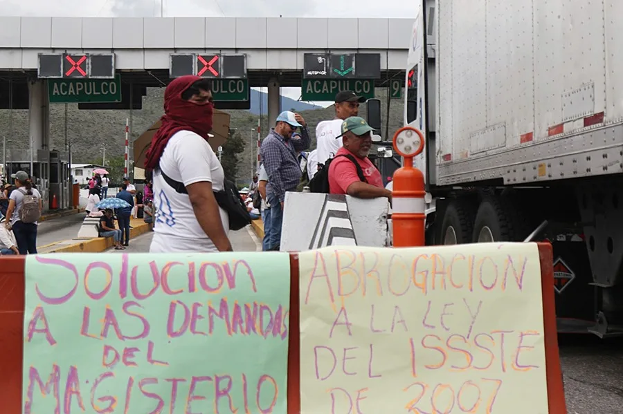 A días del mundial, CNTE continúa sus protestas y toman casetas de peaje en el centro y sur de México