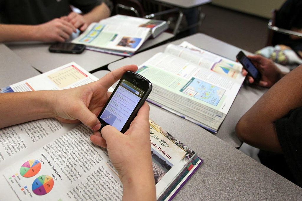 Gobierno de México prevé regulación del celular en escuelas a finales de agosto